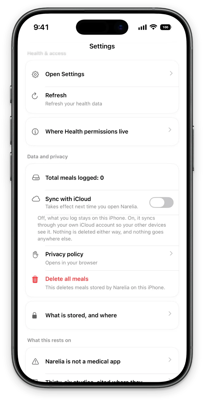 Narelia settings, Data and privacy section: sync with iCloud, switched off, and the privacy policy.